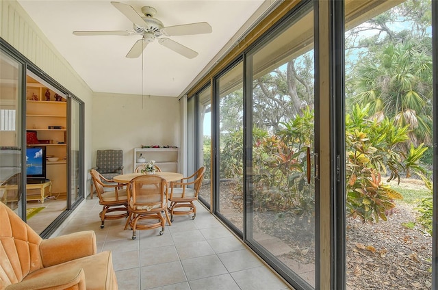 sunroom / solarium with ceiling fan