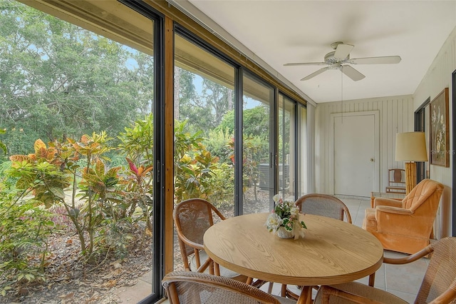 sunroom / solarium featuring ceiling fan