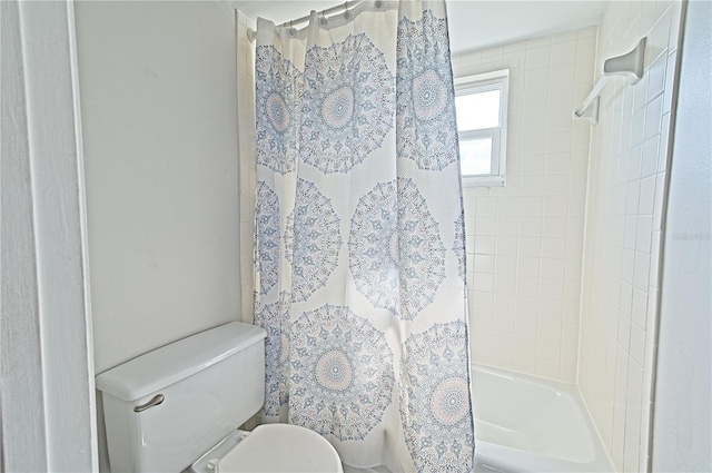 full bath featuring shower / bath combination with curtain and toilet