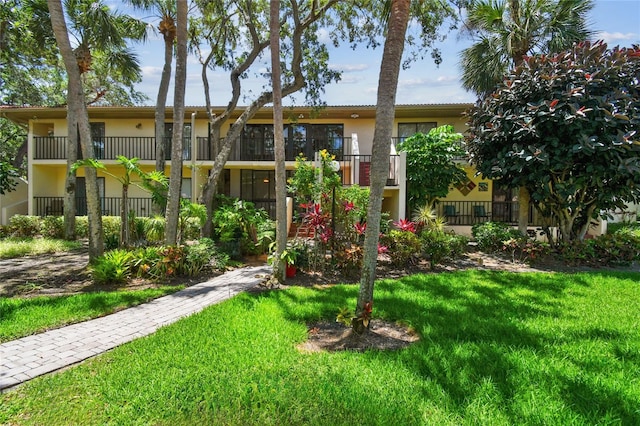 view of front of home featuring a front yard