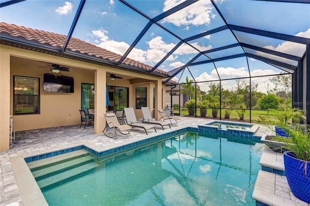 view of swimming pool with a lanai, a patio area, ceiling fan, and an in ground hot tub