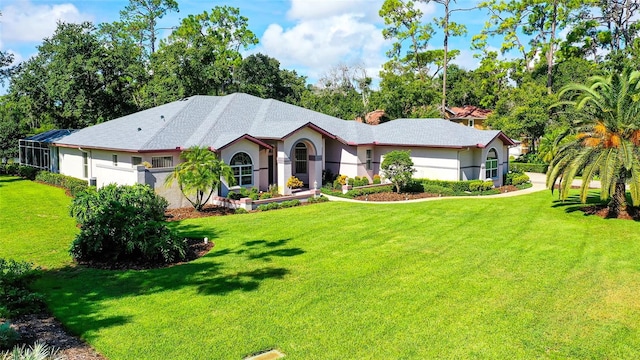 single story home with a front lawn