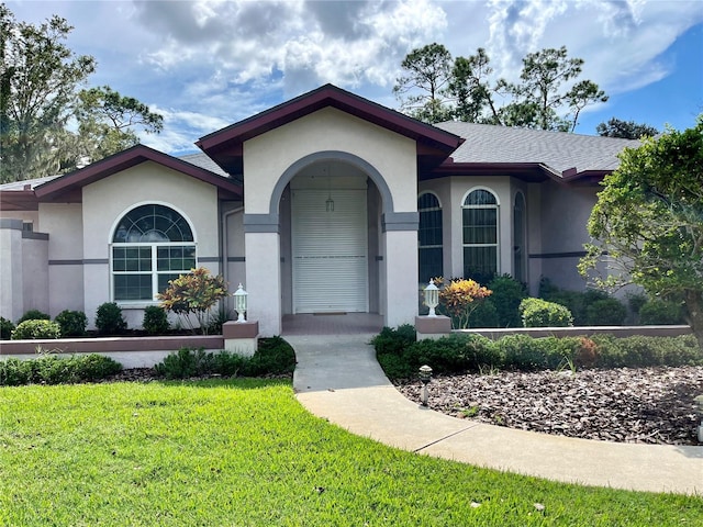 view of front of house featuring a front lawn