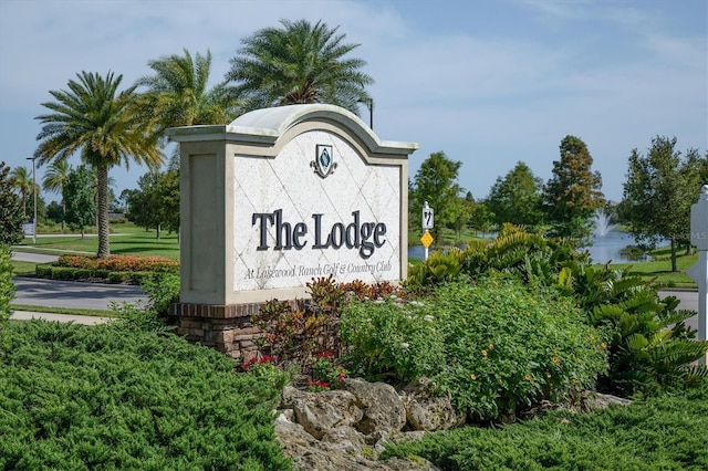 view of community / neighborhood sign