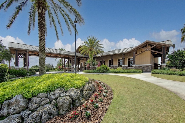 view of front of property featuring a front lawn