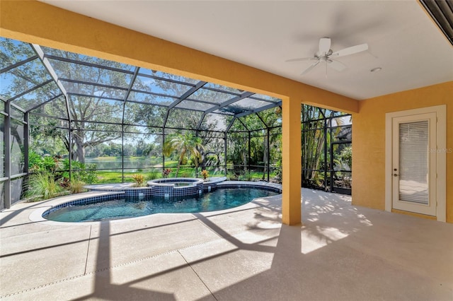 view of swimming pool with an in ground hot tub, a patio area, ceiling fan, and a lanai