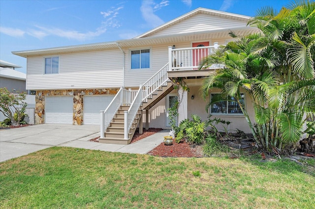 view of front of house featuring a front lawn and a garage