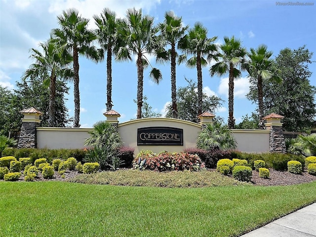 community sign featuring a yard