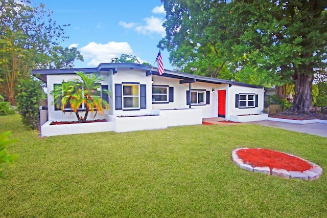 view of front facade with a front yard