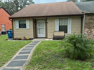 view of front facade with a front yard