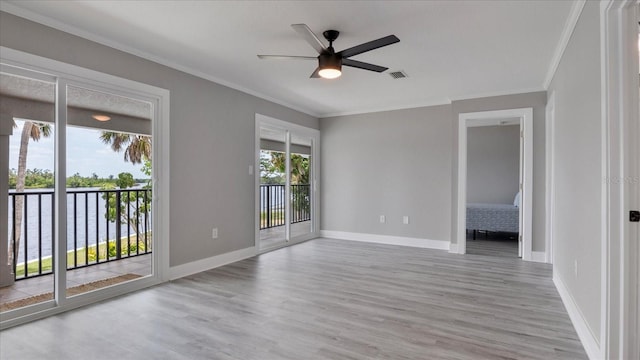 spare room featuring light hardwood / wood-style flooring, ceiling fan, and ornamental molding