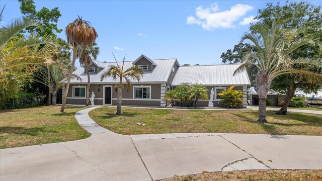 view of front facade featuring a front yard