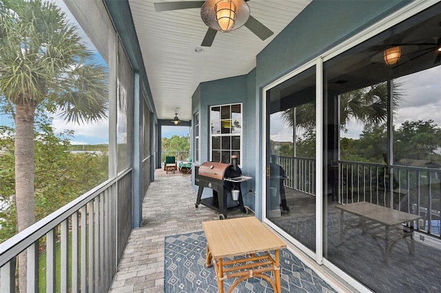 sunroom with ceiling fan