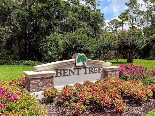 community sign featuring a yard