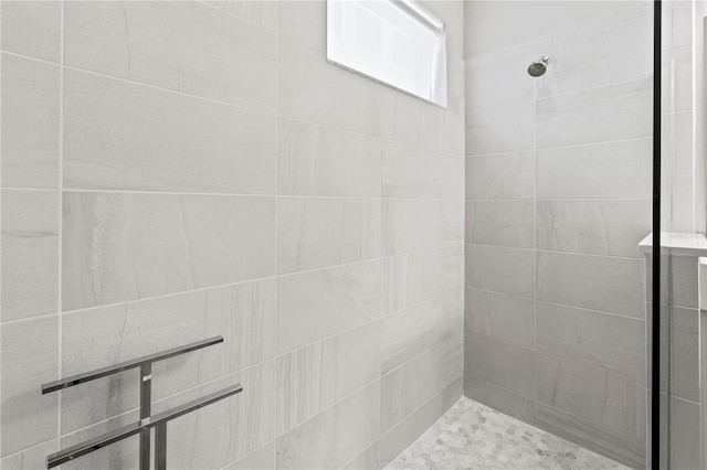 bathroom featuring a tile shower