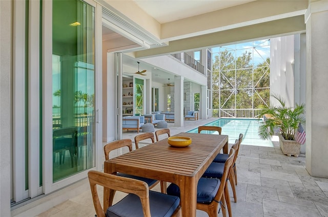 sunroom with ceiling fan