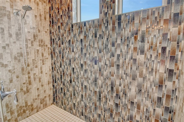 bathroom featuring a tile shower