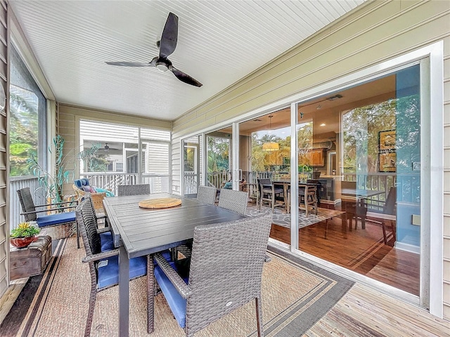 sunroom with ceiling fan