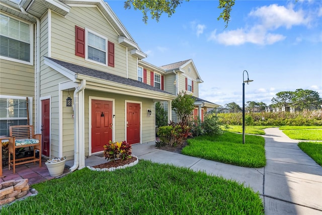 multi unit property featuring a front lawn