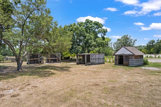 view of yard featuring an outdoor structure