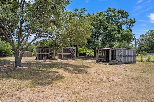 view of yard featuring an outbuilding