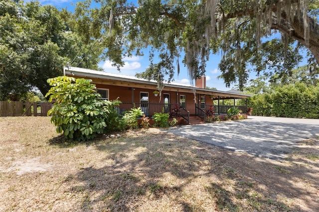 single story home with a porch