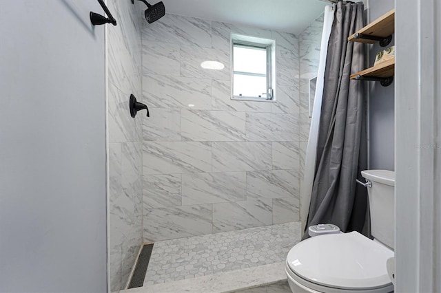 bathroom featuring a shower with curtain and toilet