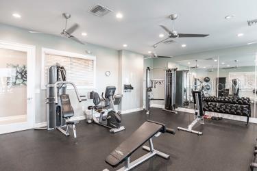 workout area with visible vents, baseboards, recessed lighting, and ceiling fan