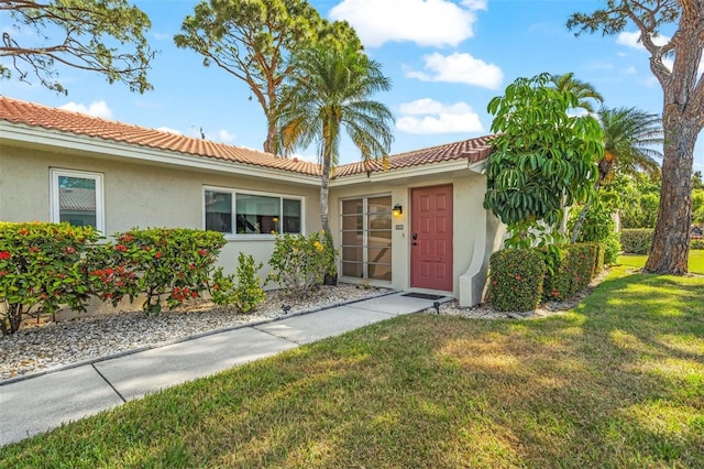 view of front of home featuring a front lawn