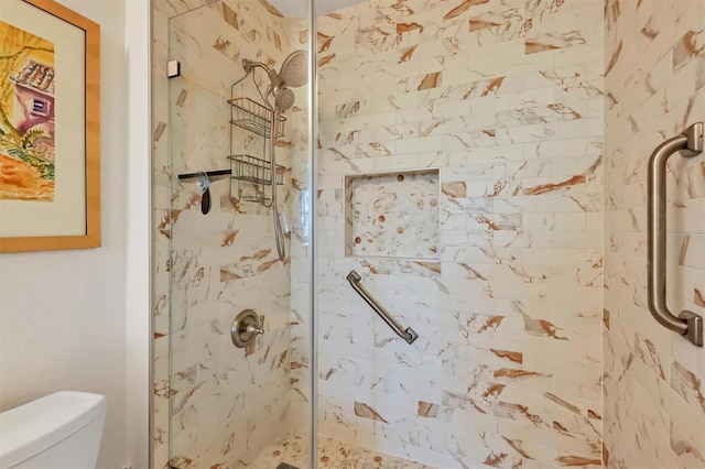 bathroom with toilet and tiled shower