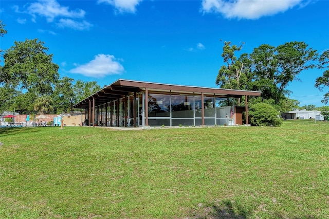 back of house featuring a yard