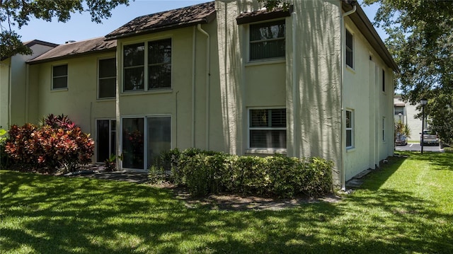 back of house featuring a lawn