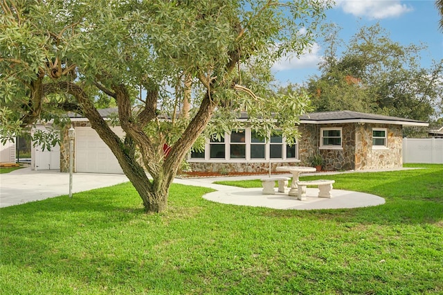 view of front of house featuring a front lawn