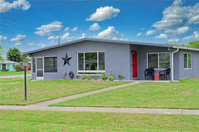 view of front facade featuring a front lawn