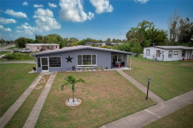 view of front of property featuring a front lawn