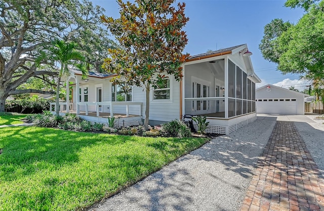 view of front facade featuring a front yard