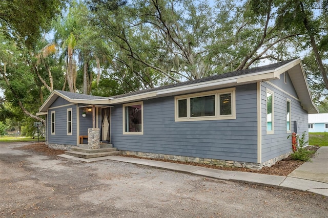 ranch-style house featuring driveway