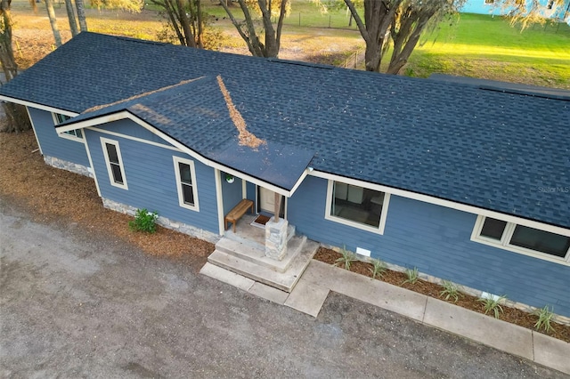 single story home featuring a shingled roof