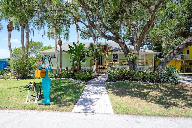 view of front of home featuring a front yard