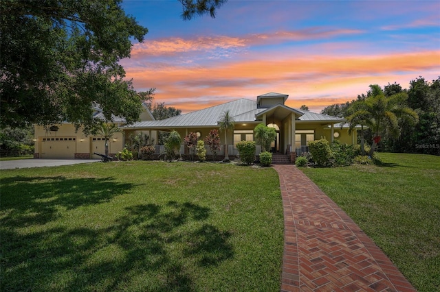 view of front of house featuring a yard