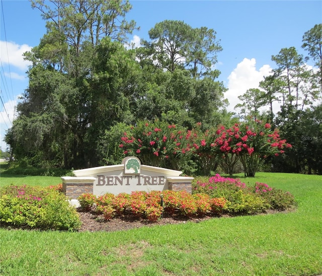 community sign with a lawn