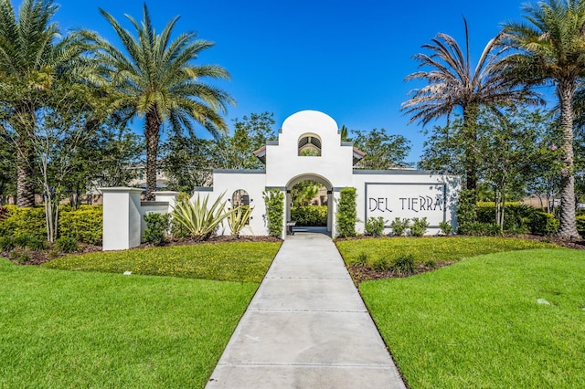 view of front facade with a front yard