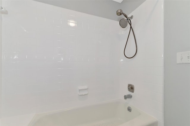 bathroom with tiled shower / bath