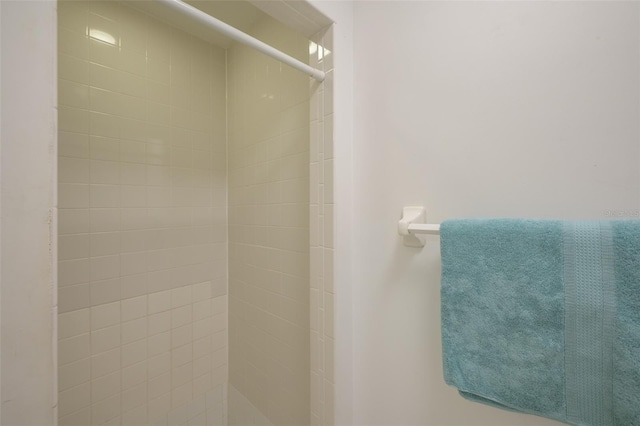 bathroom featuring tiled shower