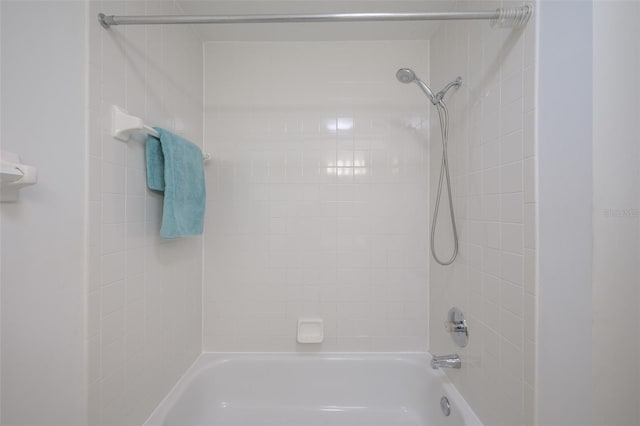 bathroom with tiled shower / bath combo