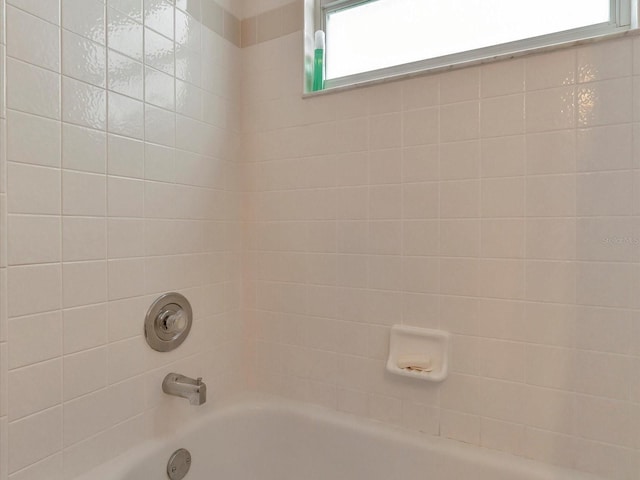 bathroom featuring tiled shower / bath