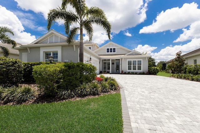 view of front of property featuring a front yard