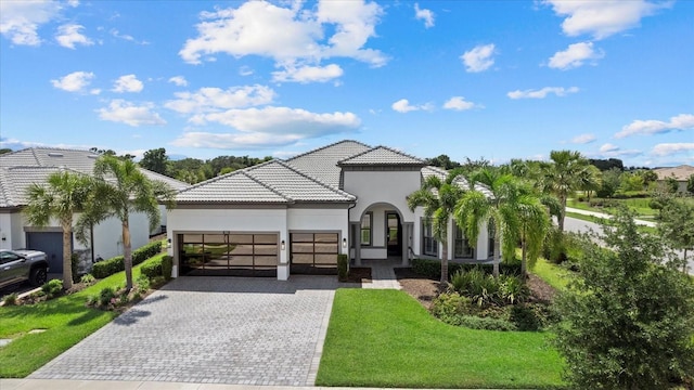 view of front facade featuring a garage and a front yard