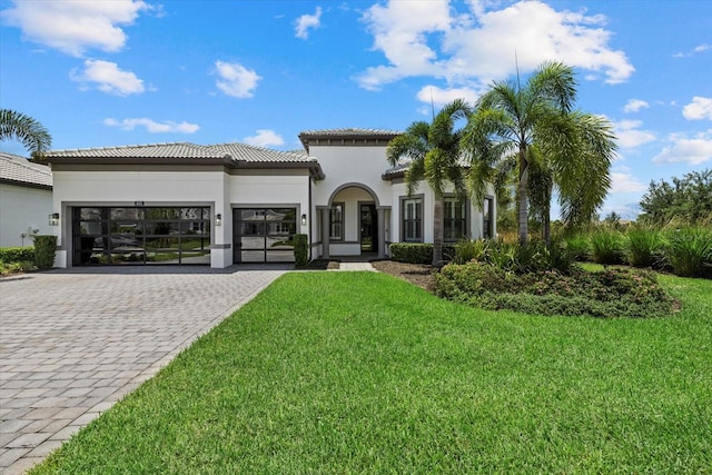 view of front of home featuring a front yard and a garage