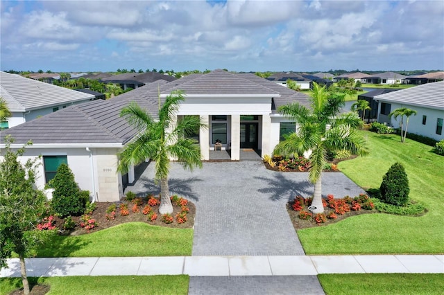 view of front of home featuring a front lawn